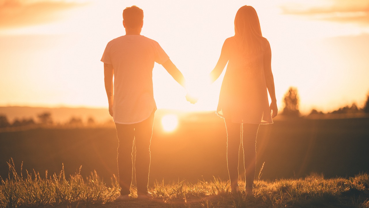 女性のしぐさから読み解く心理の一覧とは？