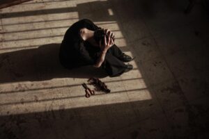 好きな人の前で緊張してしまう女性の仕草とは？