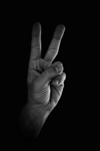 非言語コミュニケーションを恋愛に活用する方法は？