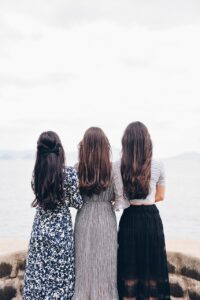 女性が髪を触る心理とは何を意味するのか？