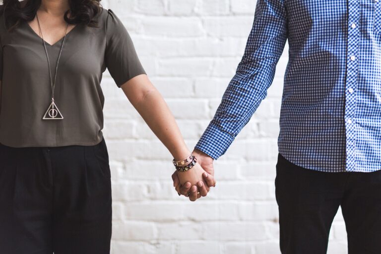 彼女が疲れているときに効果的な話を聞くコツは？